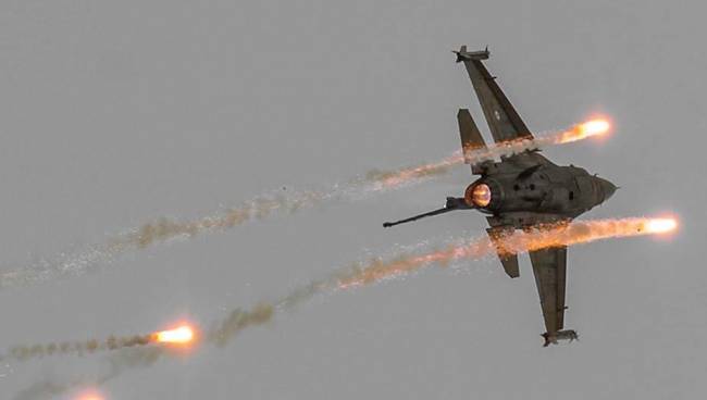 Οι Κρητικοί χόρεψαν… πεντοζάλι τους Αμερικανούς της 480 FS στη Σούδα (φωτο)