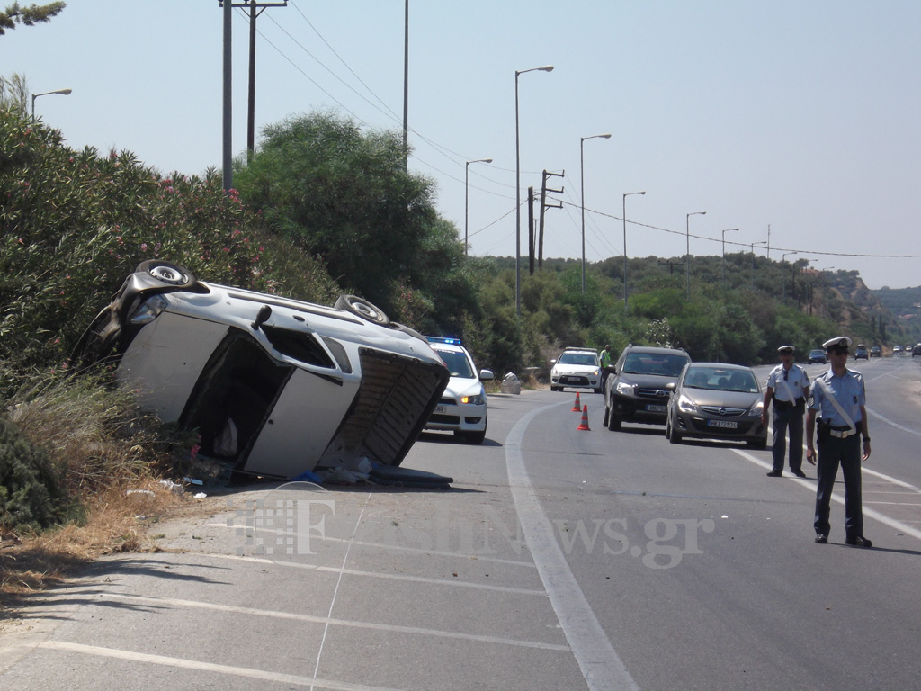 Τροχαίο ατύχημα στον κόμβο του Γαλατά με ανατροπή αυτοκινήτου (φωτο)