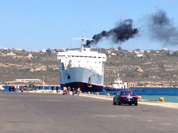 Χανιά: Το Λατώ προσπαθεί να δέσει στη Σούδα με δυο ρυμουλκά (φωτο)