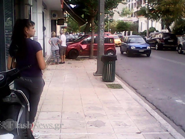 Αυτοκίνητο καβάλησε το πεζοδρόμιο μετά από τροχαία στο κέντρο των Χανίων (φωτο)