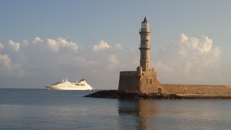 Ένα κρουαζιερόπλοιο στο ενετικό λιμάνι Χανίων (φωτο)