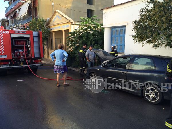 Πυρκαγιά σε αυτοκίνητο στο κέντρο της πόλης των Χανίων (φωτο)