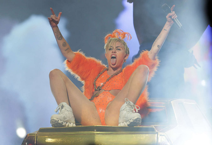 Ένα βήμα πιο κοντά στο... «όλα στη φόρα» η Miley Cyrus