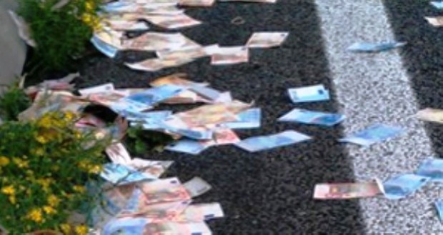 Κρήτη: Και ξαφνικά… γέμισε ο δρόμος λεφτά! (φωτο)
