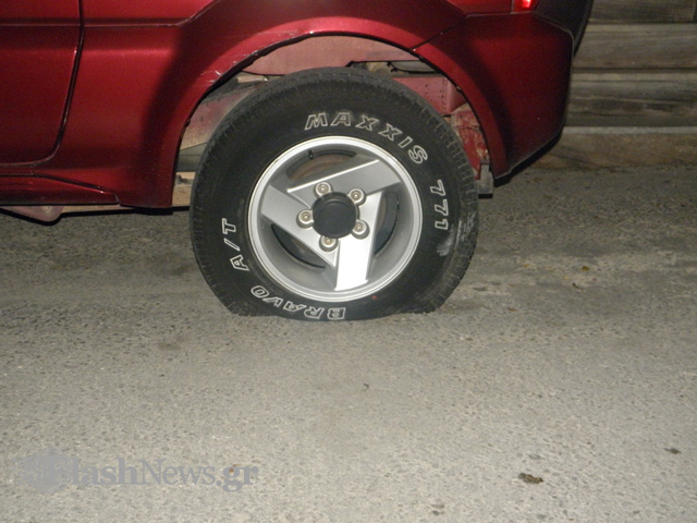 Χανιά: Πήρε σβάρνα τα αυτοκίνητα στον Κουμπέ - Σε κατάσταση σοκ έσκιζε με μαχαίρι τα λάστιχα!