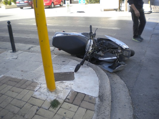 Χανιά: Τρακαρισμένο μηχανάκι παρατημένο στο κέντρο της πόλης (φωτο)