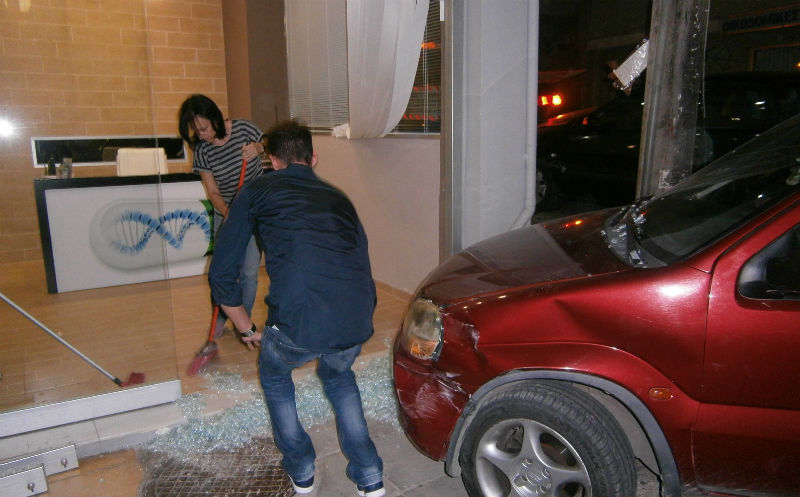 Αυτοκίνητο μπούκαρε σε ιατρείο στο κέντρο των Χανίων (φώτο)