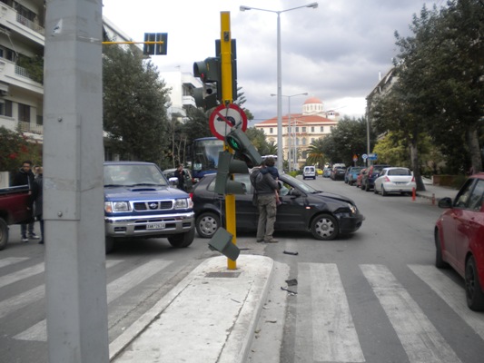 Απίστευτο τρακάρισμα στο κέντρο των Χανίων (φωτο)