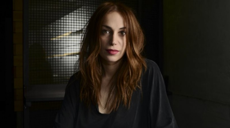 Μια γυναίκα από την Κρήτη που παίζει λύρα σαν άνδρας