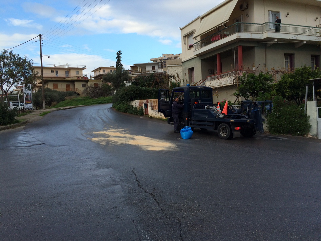 Προσοχή στους οδηγούς στα Χανιά: Χύθηκαν λάδια στο οδόστρωμα (φωτο)