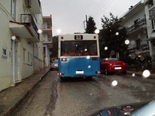 Χανιά: Ξανά μπράβο στα ΚΤΕΛ… Άφησαν 10 παιδιά στη βροχή για 40 λεπτά!