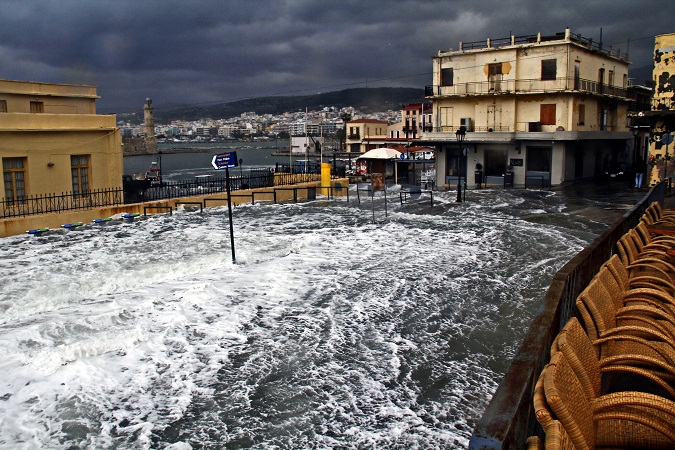H θάλασσα βγήκε στη στεριά στο Ρέθυμνο - Δείτε φωτογραφίες