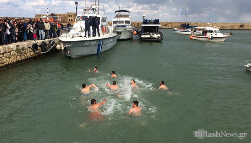 Παρά το κρύο βούτηξαν στα Χανιά για τον σταυρό (φωτο)