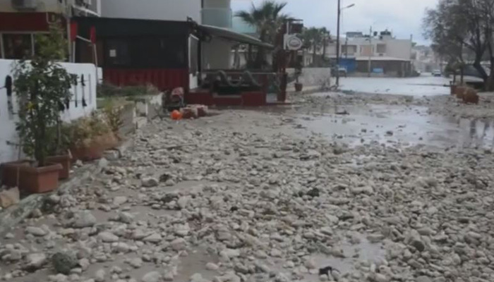 Εικόνες χάους στην Αλμυρίδα - Η στεριά έγινε βυθός (βίντεο)