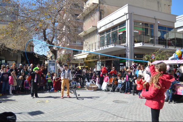 Παιχνίδια και αποκριάτικες εμφανίσεις στην οδό Μουσούρων
