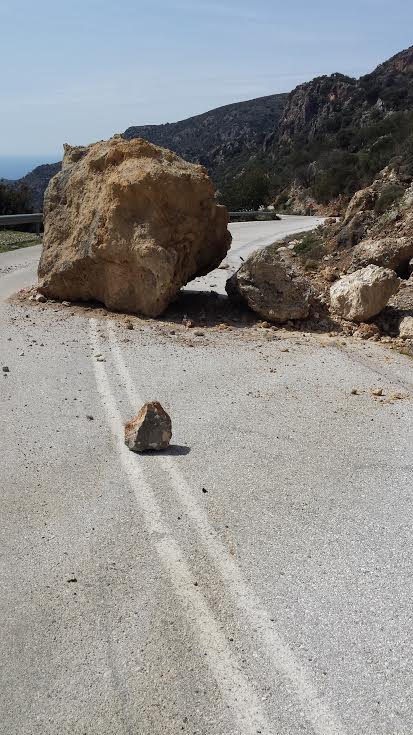 Χανιά: Βράχος 30 τόνων στη μέση του δρόμου (φωτο)