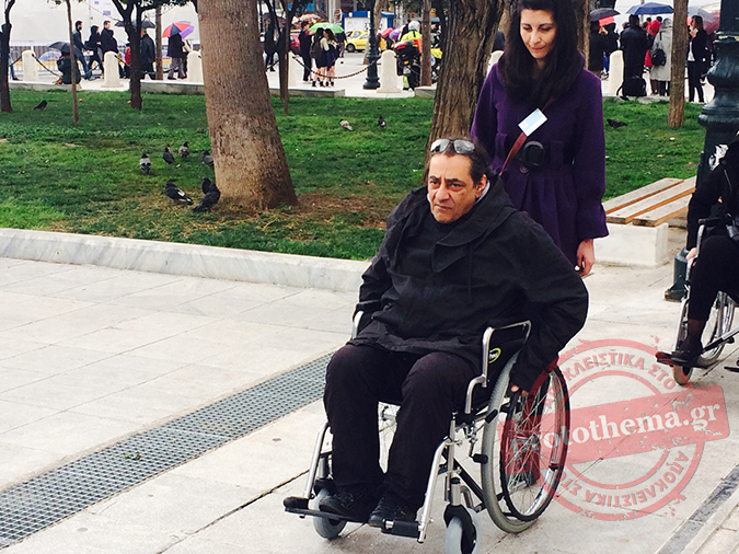 Ο Αντώνης Καφετζόπουλος με αναπηρικό αμαξίδιο στο κέντρο της Αθήνας