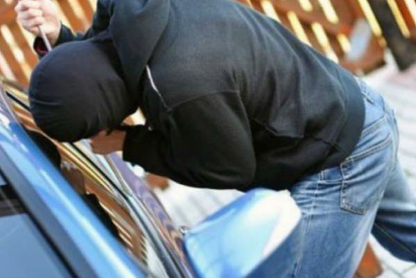 Άδειασαν το αυτοκίνητο 23χρονης Χανιώτισσας