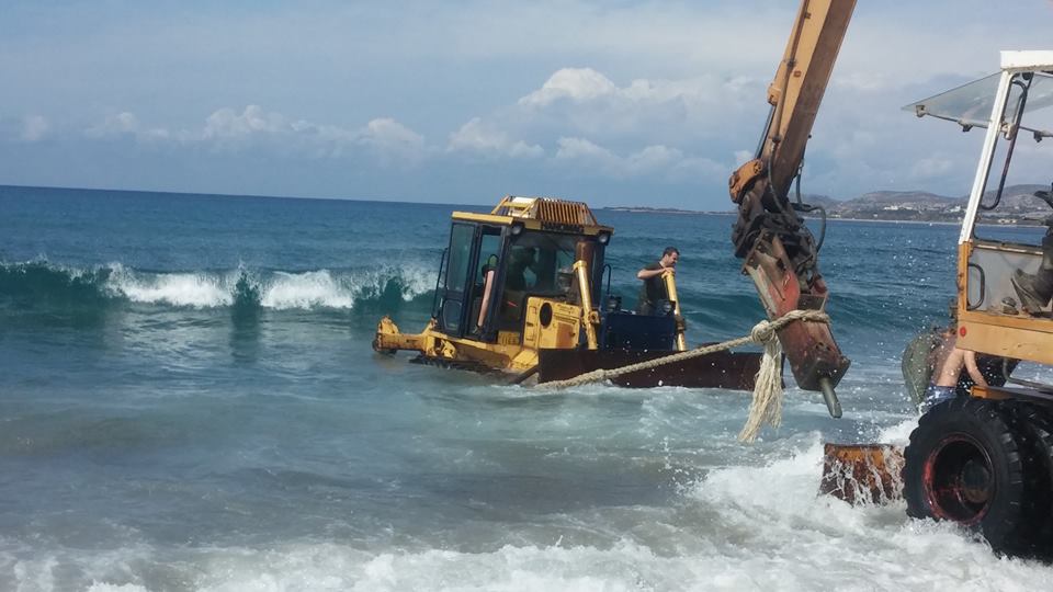 Μπουλντόζα βρέθηκε να επιπλέει σε παραλία στην Παλαιόχωρα