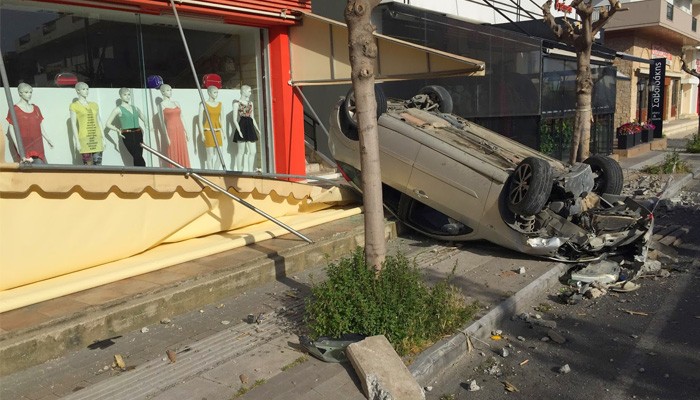 Απίστευτο τροχαίο Ο οδηγός βγήκε σώος και έφυγε...