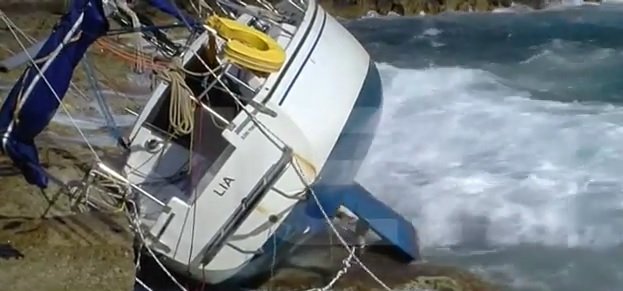 Χανιά: Ιστιοφόρο ξεβράστηκε στον Μπάλο… (Video)