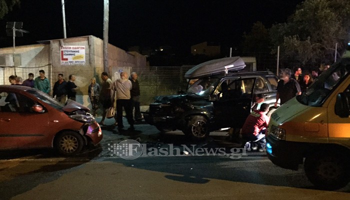 Μετωπική σύγκρουση δύο αυτοκινήτων στο Ακρωτήρι με τραυματίες (φωτο)