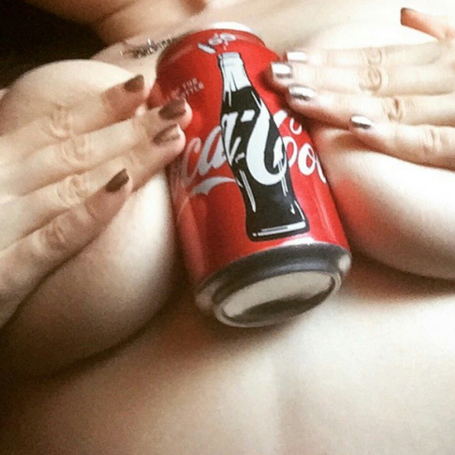 Ξεχάστε το «Ice Bucket Challenge» ήρθε το «Hold A Coke With Your Boobs Challenge»
