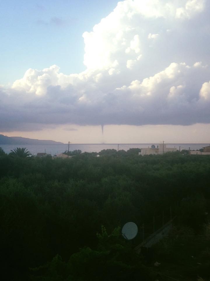 Χανιά: Υδροστρόβιλος στα ανοιχτά του Ταυρωνίτη (φωτο)