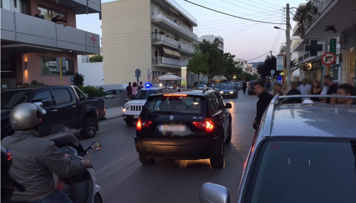 Πιαστήκανε στα χέρια στη μέση του δρόμου στα Χανιά! (φωτο)