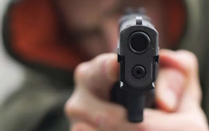 Κρήτη Ληστής με… βίτσια Τις στόχευε με το όπλο και τις χαϊδευε στο στήθος