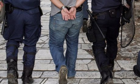 Την τραυμάτισε, την απείλησε και στη συνέχεια αυνανίστηκε μπροστά της