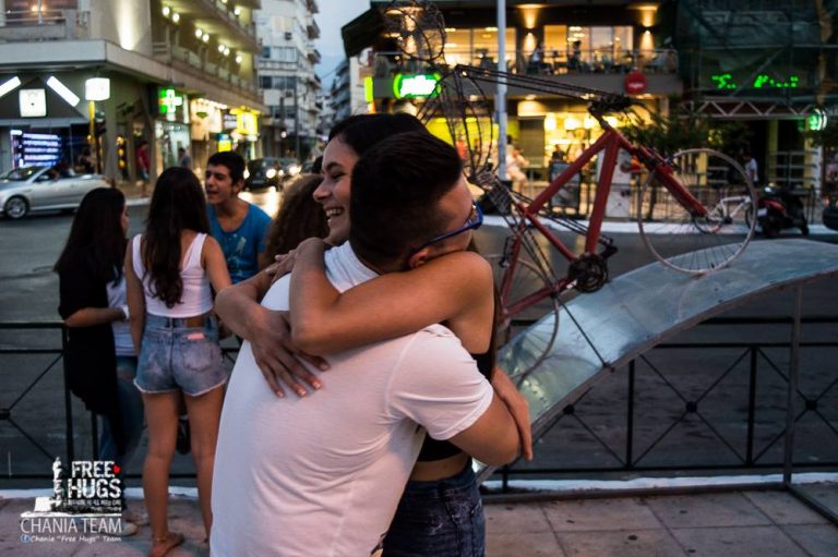 Χανιά: Δωρεάν αγκαλιές στην πλατεία Δημοτικής Αγοράς vol.10 (φωτο)
