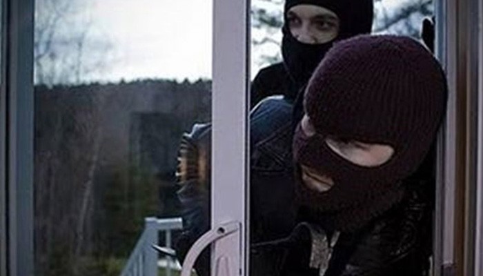 Χειροπέδες σε τέσσερεις για δύο απόπειρες διάρρηξης σπιτιών στα Χανιά