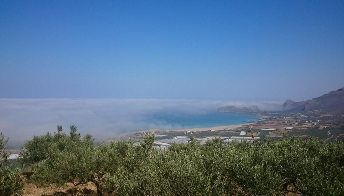 Η παραλία στα Φαλάσαρνα "σκεπάστηκε" από ομίχλη (φωτο)