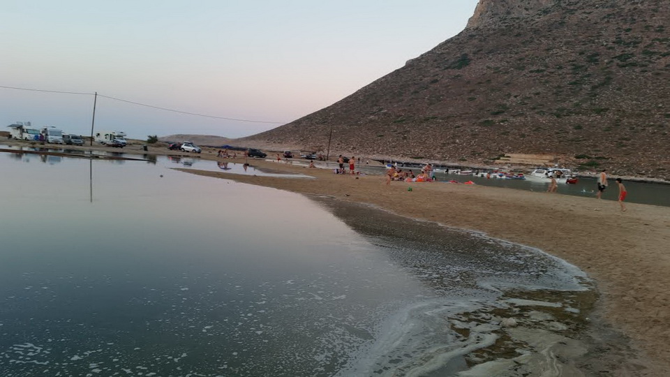 Χανιά: «Λίμνη λυμάτων» ακριβώς δίπλα από λουόμενους στην παραλία του Σταυρού