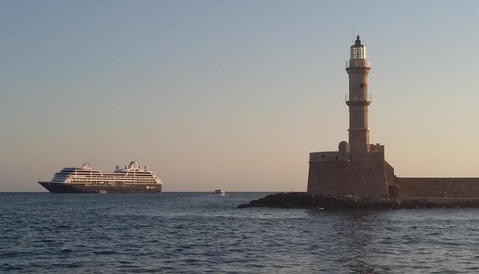 Ένας διαφορετικός επισκέπτης στο Ενετικό Λιμάνι των Χανίων