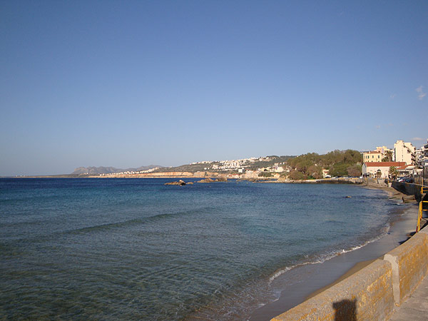 Του έσωσαν την ζωή Βούτηξαν στην θάλασσα και έβγαλαν Χανιώτη λουόμενο που τον τραβούσαν τα ρεύματα