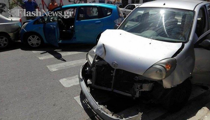 Σύγκρουση τριών αυτοκινήτων στο κέντρο των Χανίων (φωτο)