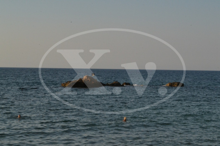 Μαύρη σημαία διαμαρτυρίας από κατοίκους σε βράχο του Κουμ Καπί