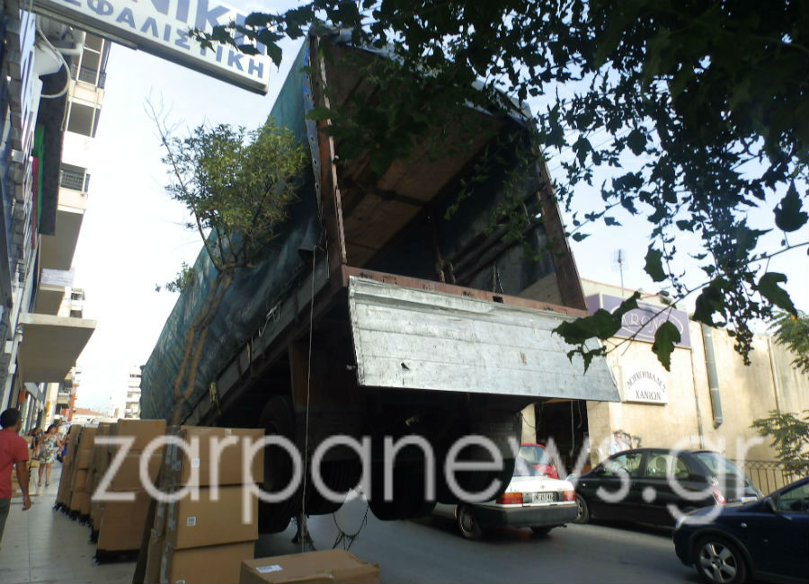 Σούζα νταλίκας στο κέντρο των Χανίων Απίστευτες εικόνες που κόβουν την ανάσα έξω από πολυκατάστημα