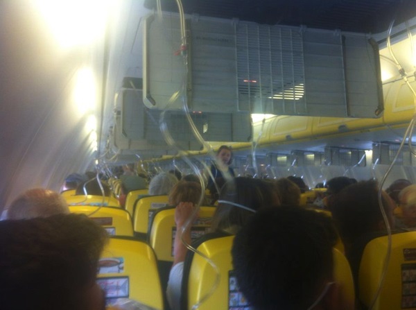 Κόλαση σε πτήση της Ryanair Έπεσαν οι μάσκες οξυγόνου στην πτήση Χανιά – Αϊντχόφεν (Photos)