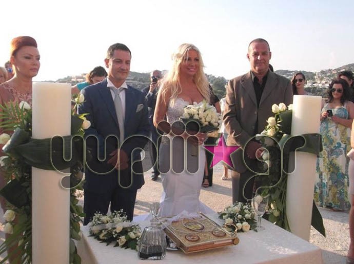 Παντρεύτηκε η Μπεζαντάκου – Με άμαξα και γοργονέ νυφικό (φωτο)