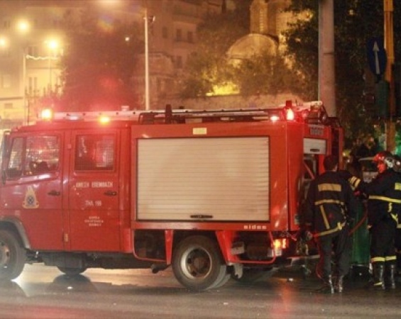 Κρήτη: Στο πόδι μια ολόκληρη γειτονιά Λαμπάδιασαν δυο αυτοκίνητα… από ένα μηχανάκι!
