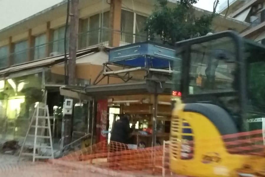 Χανιά: Ξηλώνεται το περίπτερο στην Αποκορώνου (Photos)