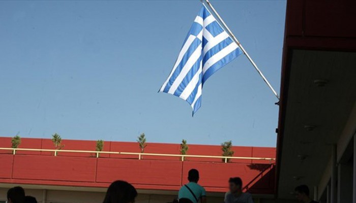Αλλοδαπός μαθητής στο Ηράκλειο κατέβασε & έσκισε τη σημαία από σχολείο