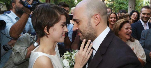 Η πρώην σύζυγος του Μπογδάνου πανηγυρίζει με καυτό φιλί σε γυναίκα (Photo)