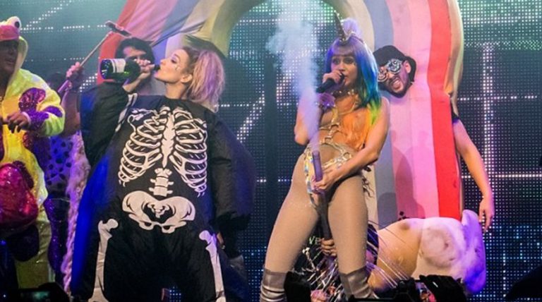 Γυμνόστηθη βγήκε σε συναυλία η Miley Cyrus!