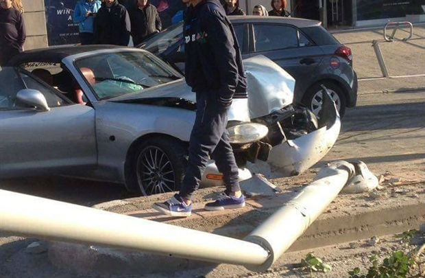 Κρήτη: Αυτοκίνητο καρφώθηκε σε στύλο (Photos)