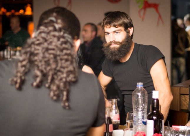 Τα έσπασε σε βραδινή του έξοδο στη Αθήνα ο σέξι Κρητικός Στάθης Στιβακτάκης (video)