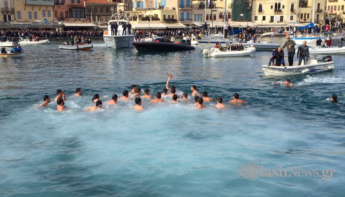 Με λαμπρότητα ο αγιασμός των υδάτων στα Χανιά (φωτο - βίντεο)
